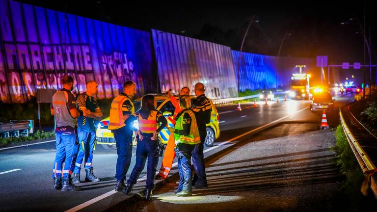 Man loopt over A2 en N2 na ongeluk en wordt doodgereden