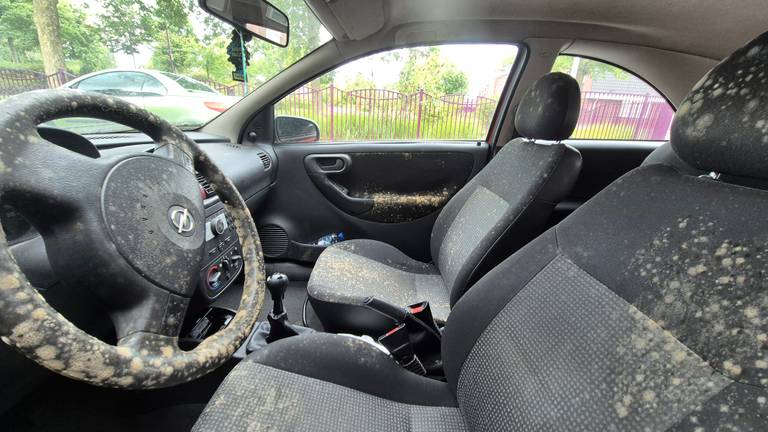 Het interieur van de auto zit onder de schimmel (foto: Collin Beijk).