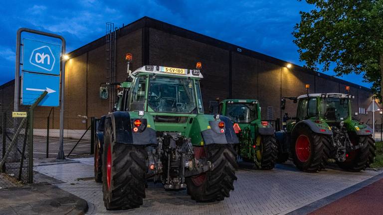 Boeren blokkeerden het distributiecentrum van Albert Heijn in Tilburg (foto: Jack Brekelmans/SQ Vision).