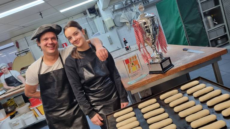 Een trotse vader Nagelkerke met dochter Eline in de bakkerij (foto: Collin Beijk).