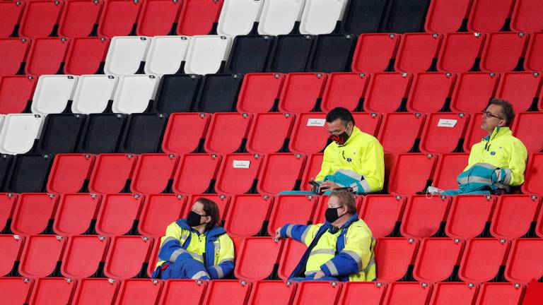 Tribune zonder supporters een jaar geleden bij PSV - Willem II