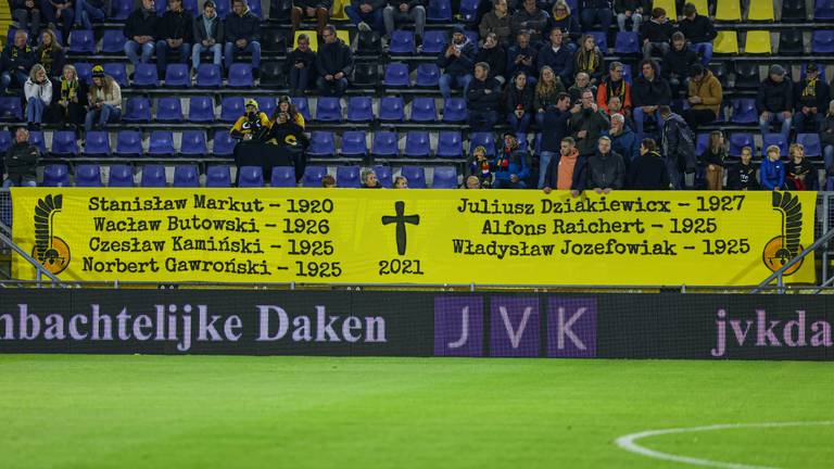 Twee grote spandoeken sierden de B-side, het vak waar veel fanatieke supporters staan.