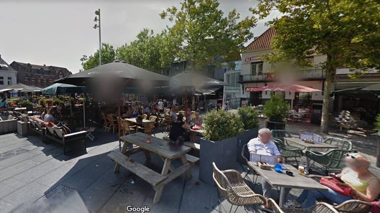 De portier werd mishandeld bij een café aan de Heuvel in Tilburg (foto: Google Maps).