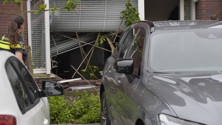 De vrouw ramde met de auto de gevel van haar huis (foto: Perry Roovers/SQ Vision).