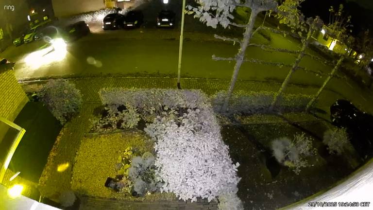 De man parkeert links in alle rust zijn wagen (foto: deurbelcamera).