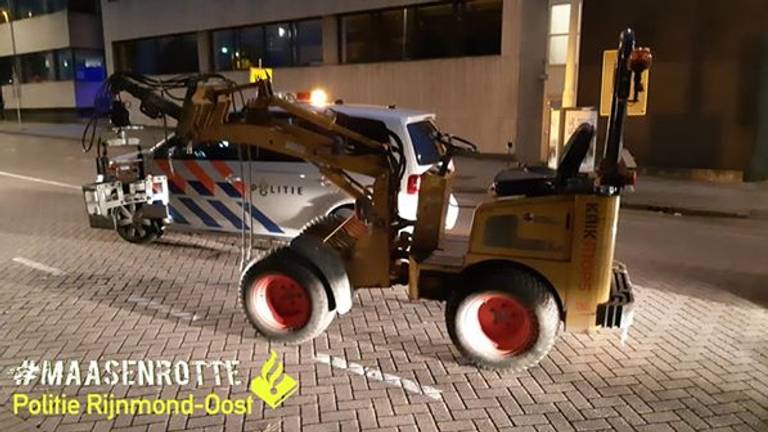 De graafmachine waarop de verdachte ervandoor ging (foto: politie Rijnmond-Oost via Facebook) 