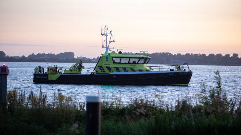 Een van de boten die bij de zoektocht worden ingezet (foto: Christian Traets/SQ Vision Mediaprodukties).