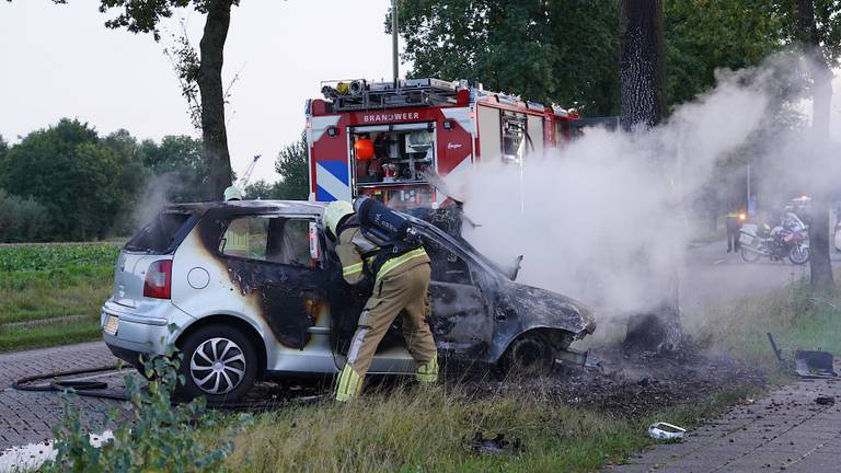De auto was niet te redden (foto: Jeroen Stuve/SQ Vision Mediaprodukties).