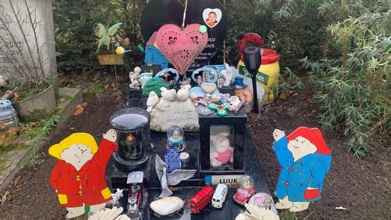 Het graf van het kind voordat er spullen werden gestolen (foto: Facebook).