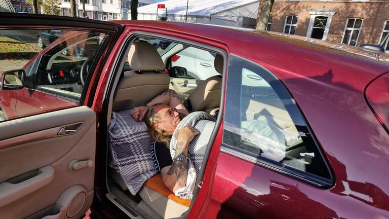 Martien van den Broek slaapt in zijn auto (foto: Noël van Hooft).