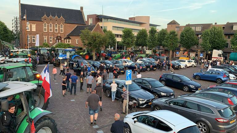 Boeren staan uit protest stil in Uden.