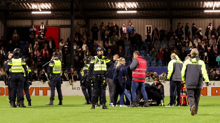 Politie en EHBO hebben hun handen vol aan de fans na afloop van Telstar - Den Bosch (foto: Hans van der Valk/Orange Pictures).