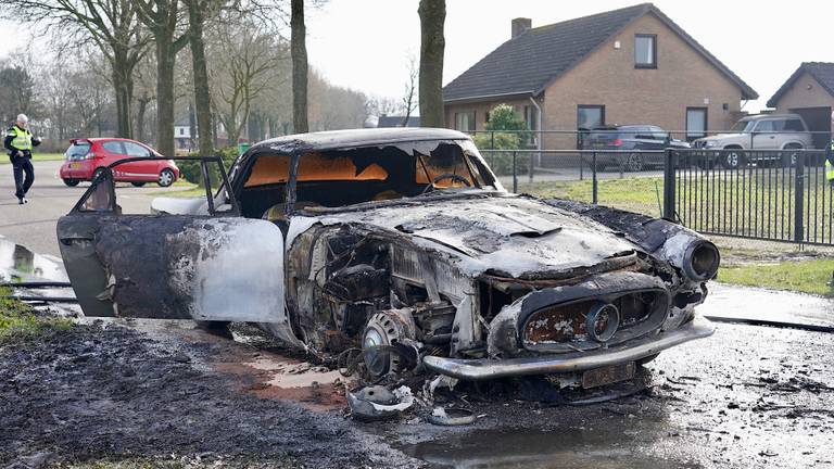 De Maserati met een waarde van 250.000 euro ging bij de brand verloren (foto: Jeroen Stuve/SQ Vision).