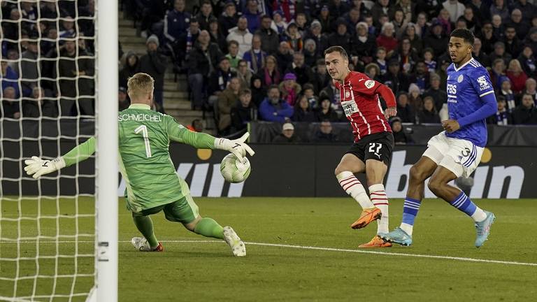 Mario Götze stuit op Kasper Schmeichel (foto: ANP).