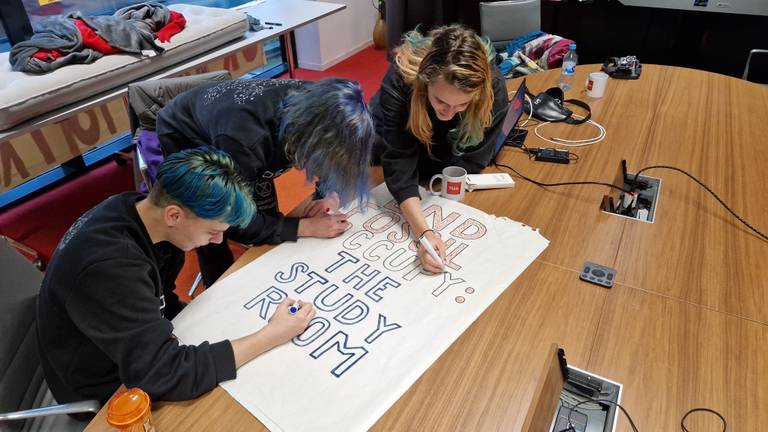 Activiten maken poster voor de tweede ruimte die ze gaan bezetten in de TU/e (foto: Noël van Hooft)
