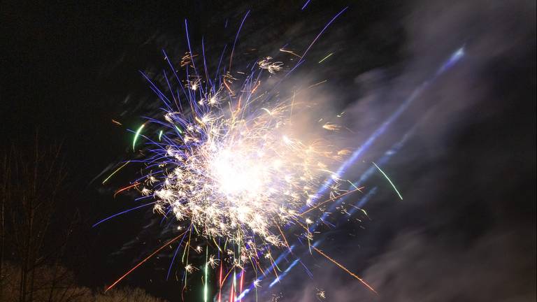 Vuurwerk boven de Piushaven in Tilburg (foto: Harold Spierenburg).