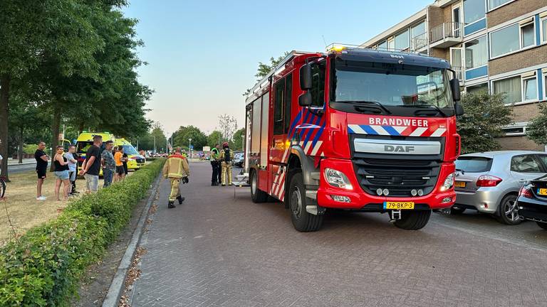 De brand in Best trok het nodige bekijks in de buurt (foto: Sander van Gils/SQ Vision).