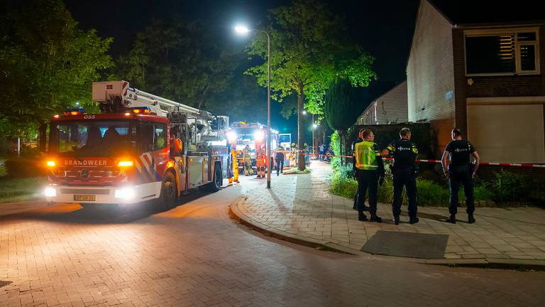 Meerdere hulpdiensten kwamen naar de Van Limburg Stirumstraat in Oss na de explosies (foto: Gabor Heeres/SQ Vision).