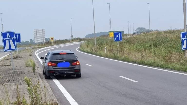 De automobilist staat geparkeerd (foto: X Verkeerspolitie Oost-Brabant).