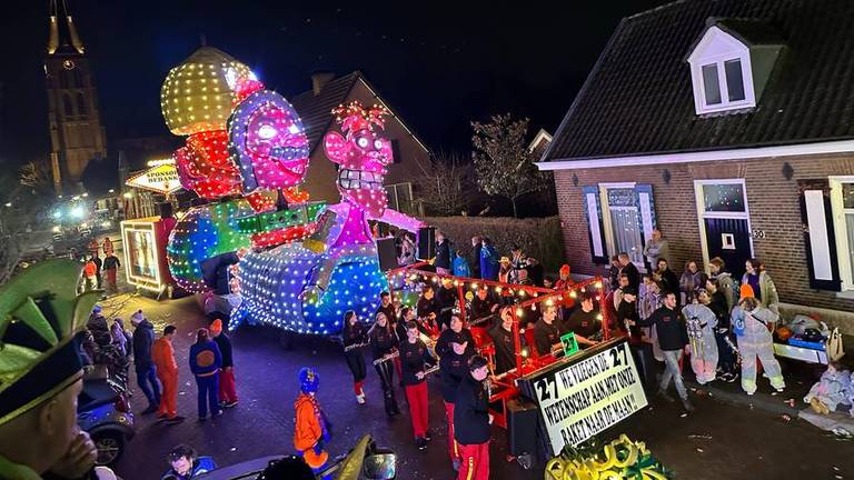 De carnavalswagen van De Centrumknollen voor het ongeluk plaatsvond (foto: Omroep Brabant).