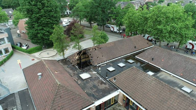 Zaterdagochtend is goed te zien dat een gedeelte van het dak is verwoest (foto: Richard Damen).
