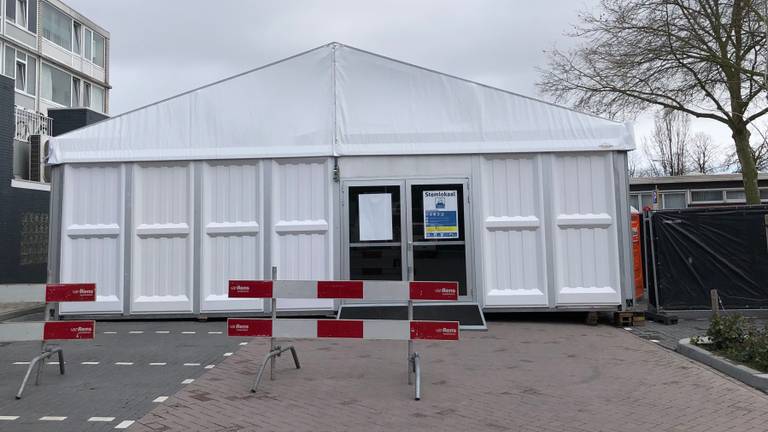 Het 'verplaatste' stemlokaal aan het Roelof Kranenburgplein (Foto: Agnes van der Straaten)