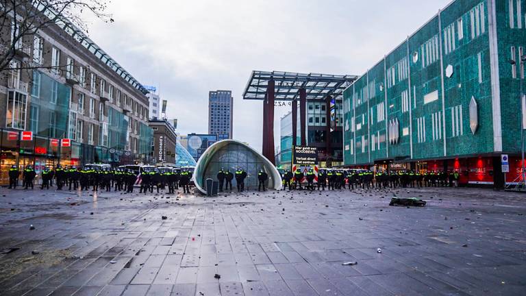 Rellen op het 18 Septemberplein in Eindhoven (foto: Sem van Rijssel / SQ Vision).