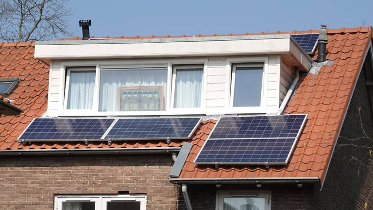 Huurwoningen moeten voor 2030 naar energielabel D, bijvoorbeeld met zonnepanelen. (Foto: ANP). 