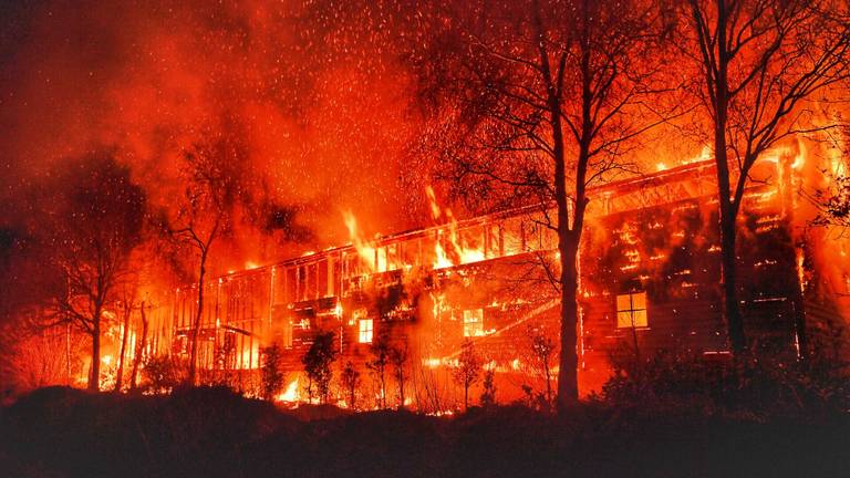 Grote brand in loods vol houten pallets in Bergeijk