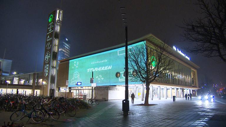 Het station is een baken van licht (foto: Raymond Merkx)