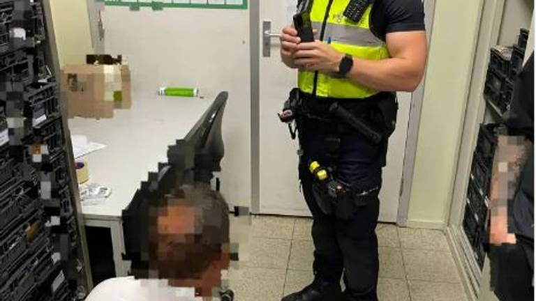  De agent heeft een vriendin thuis zitten, dus zijn collega's begrijpen heel goed dat hij niet herkenbaar in beeld wilde (foto: Instagram politie Someren).