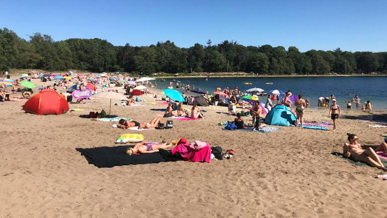 Op het strand bij de Galderse Meren werd vrijdagochtend goed afstand gehouden (foto: Ilse Schoenmakers)