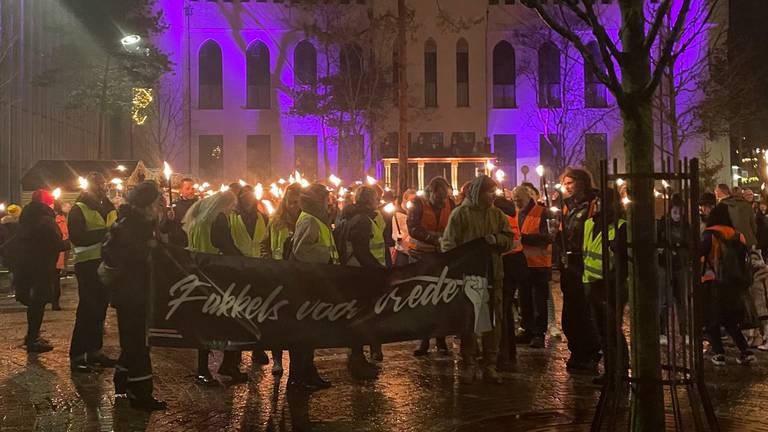 Het begin van de tocht Fakkels voor Vrede in Tilburg (foto: Omroep Brabant)