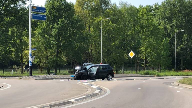 De automobilist raakte een paal op de vluchtheuvel in Hoogerheide (foto: Twitter weginspecteur Sven).