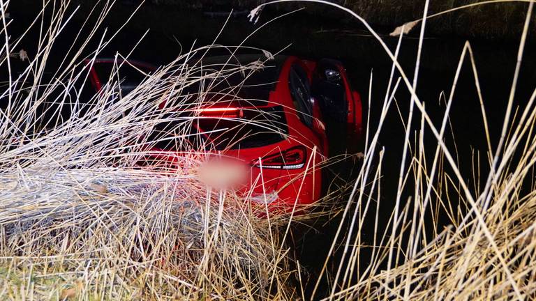 Auto belandt in water in Rosmalen