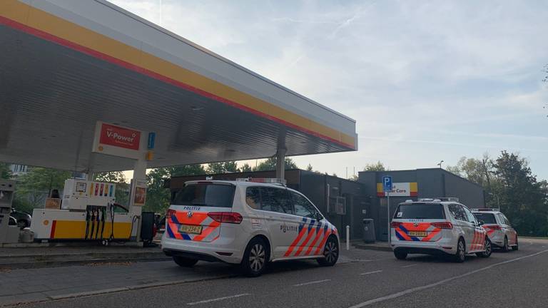 De politie bij het tankstation in Den Bosch (foto: Bart Meesters / SQ Vision).