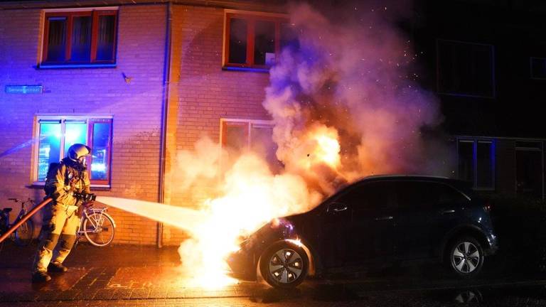 Man steekt auto in brand en wordt opgepakt in schuurtje in de omgeving