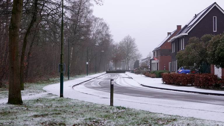 Een witte straat in Budel (foto: Ben Saanen).