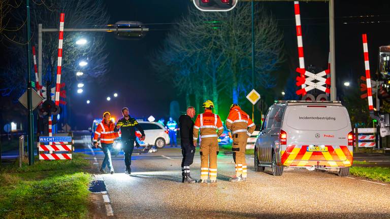 Twee doden bij politieachtervolging in Berghem: auto geschept door trein