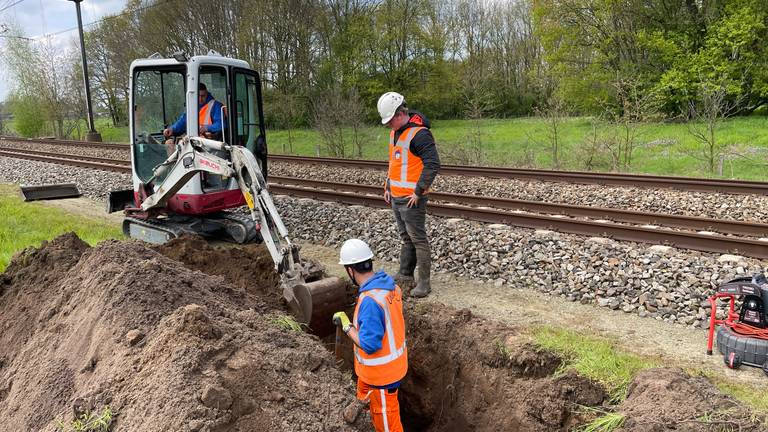 ProRail graaft de burcht af. (foto: Rochelle Moes).