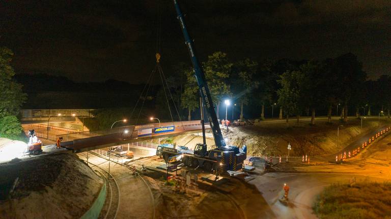 De fietsbrug is geplaatst boven de Postweg in Vught (foto: I. van Velzen/KWS).