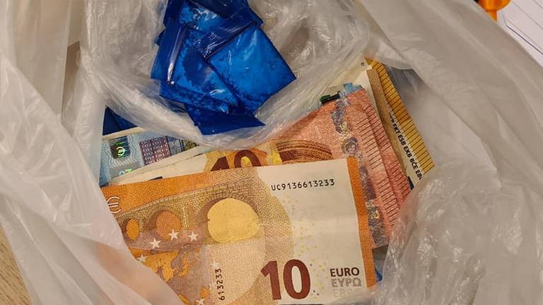 Een deel van de drugs en het geld dat in beslag is genomen (foto: politie Den Bosch Facebook).