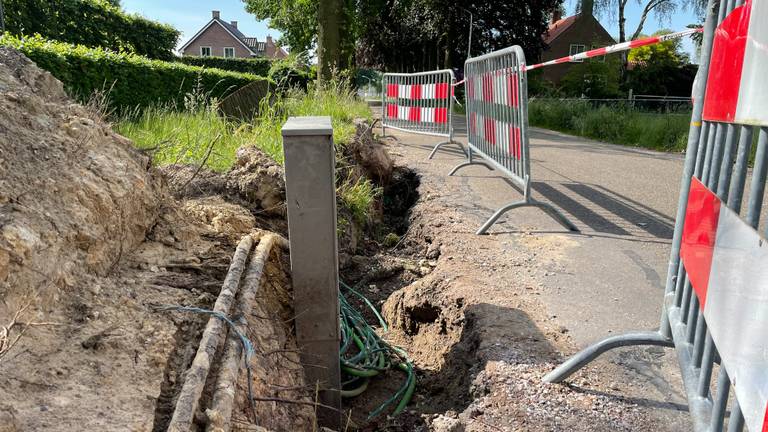 Door de storm raakte de kabel van KPN beschadigd (foto: Rogier van Son). 