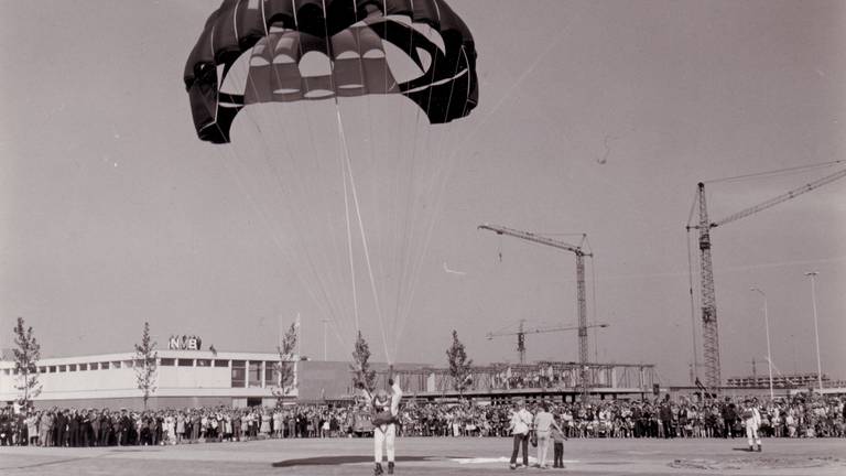 De opening met parachutisten in 1971 (foto: Eindhoven in Beeld)