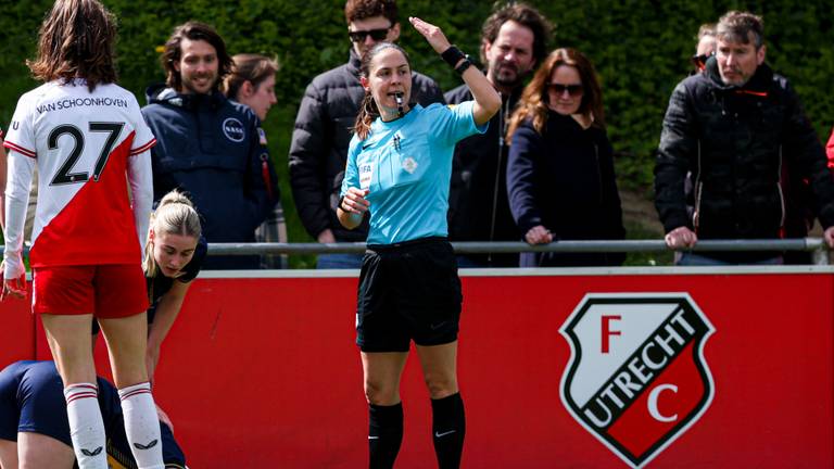 Scheidsrechter Wendy Gijsbers tijdens een wedstrijd in de Azerion Vrouwen Eredivisie (foto: Ben Gal/Orange Pictures).