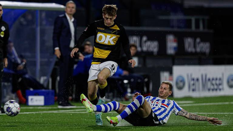 Pjotr Kestens (NAC Breda) in duel met Joey Sleegers (FC Eindhoven)(Foto: OrangePictures)