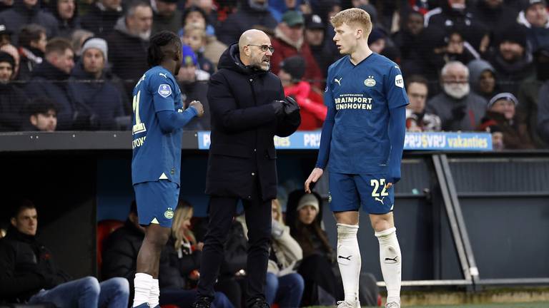 Peter Bosz coacht zijn spelers (foto: ANP). 