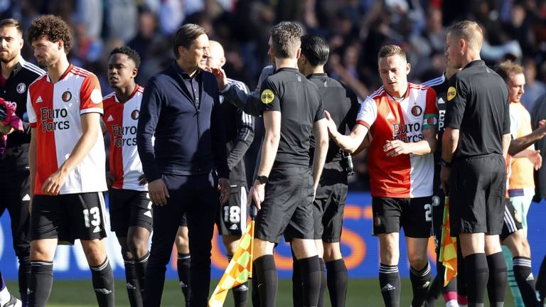 Roger Schmidt haalt verhaal bij de scheidsrechter (foto: ANP).