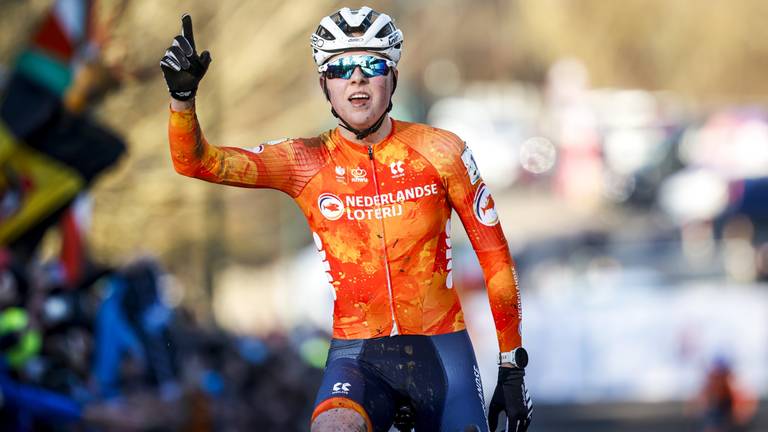 Fem van Empel wint voor het derde jaar op rij het WK veldrijden (foto: ANP).