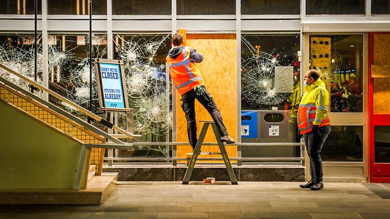 De jongen moet de ruit vergoeden die hij tijdens de rellen vernielde (foto: Sem van Rijssel/SQ Vision).